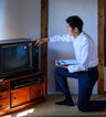 古い家電を査定している男性