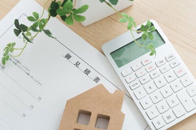 見積書や電卓が机に並んでいる様子