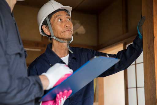 現地調査をしている作業員の男性