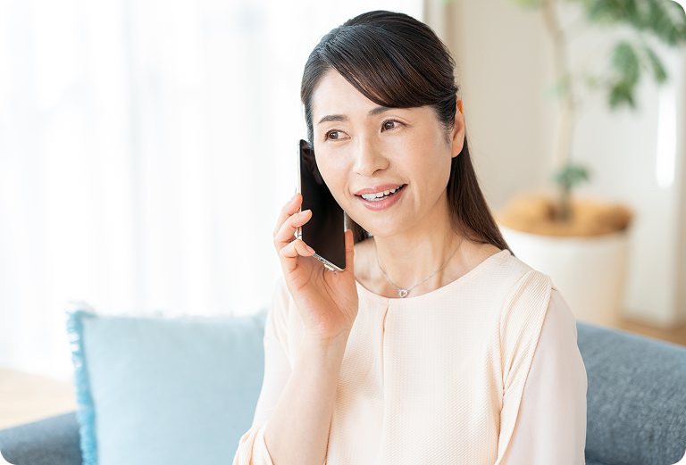 オンライン相談を案内する女性スタッフ