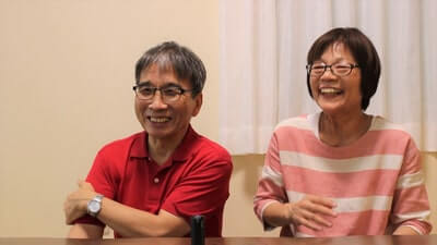近所挨拶で苦情が出なかった夫婦のインタビューの様子